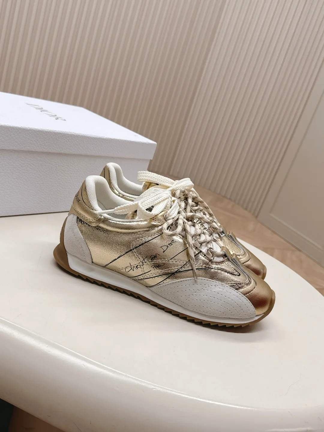 👟👟Ex-factory price 660👟👟 Dior sketch Dior spring and summer catwalk style graffiti sketch moral training shoes Forrest shoes. Original development. The most photographed item in the 25ss spring and summer show. This pair of shoes has changed the single design style of Forrest shoes in the previous impression. It retains the original shape. The details are very in line with the current fashion trend, but it also incorporates the manager's new understanding and retro feelings for Forrest shoes. The overall feeling is brand new. The material is a bit matte leather, full of retro style. It looks very high-end. The feeling on the foot is very convex. The upper foot is really good-looking and versatile. It can be worn with any style of clothes, pants and skirts. It looks good on anyone. Original combination outsole Size: 35-45